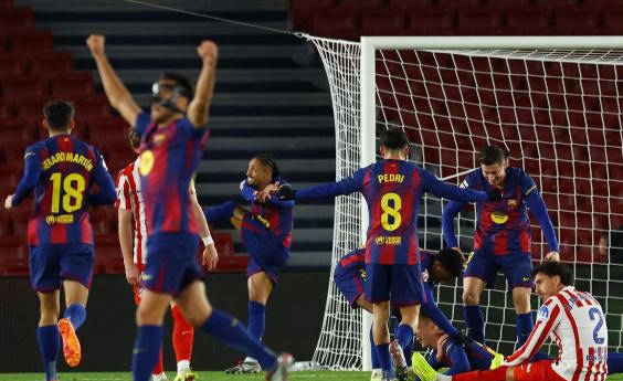 逆转王者！卫冕冠军巴萨客场3-1翻盘马竞，稳居西甲榜首